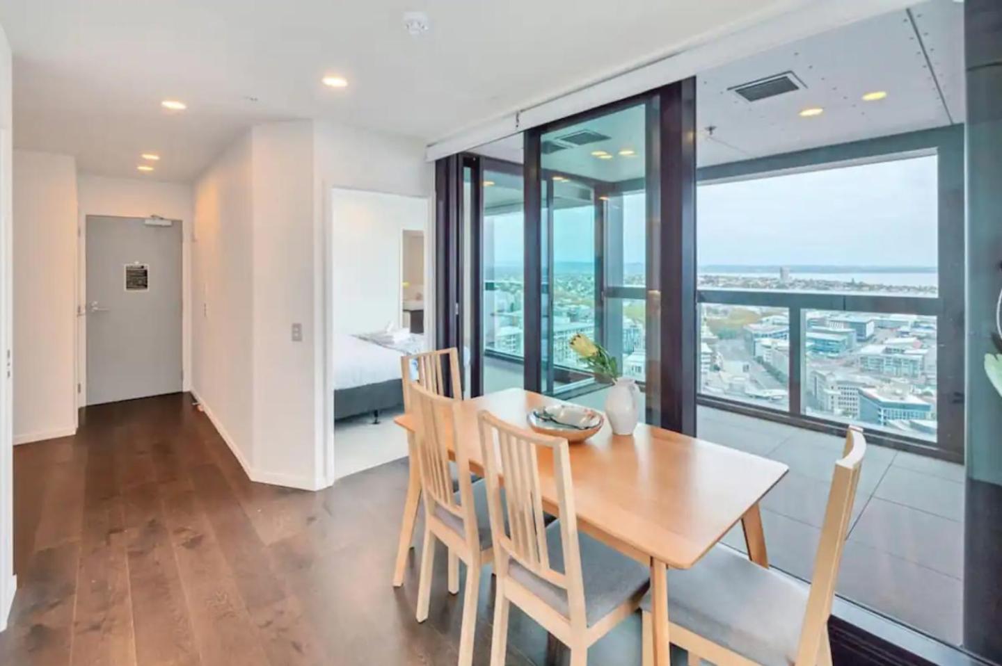 Top Floor Harbour View And Skytower View Apartment In Cbd Оукланд Екстериор снимка